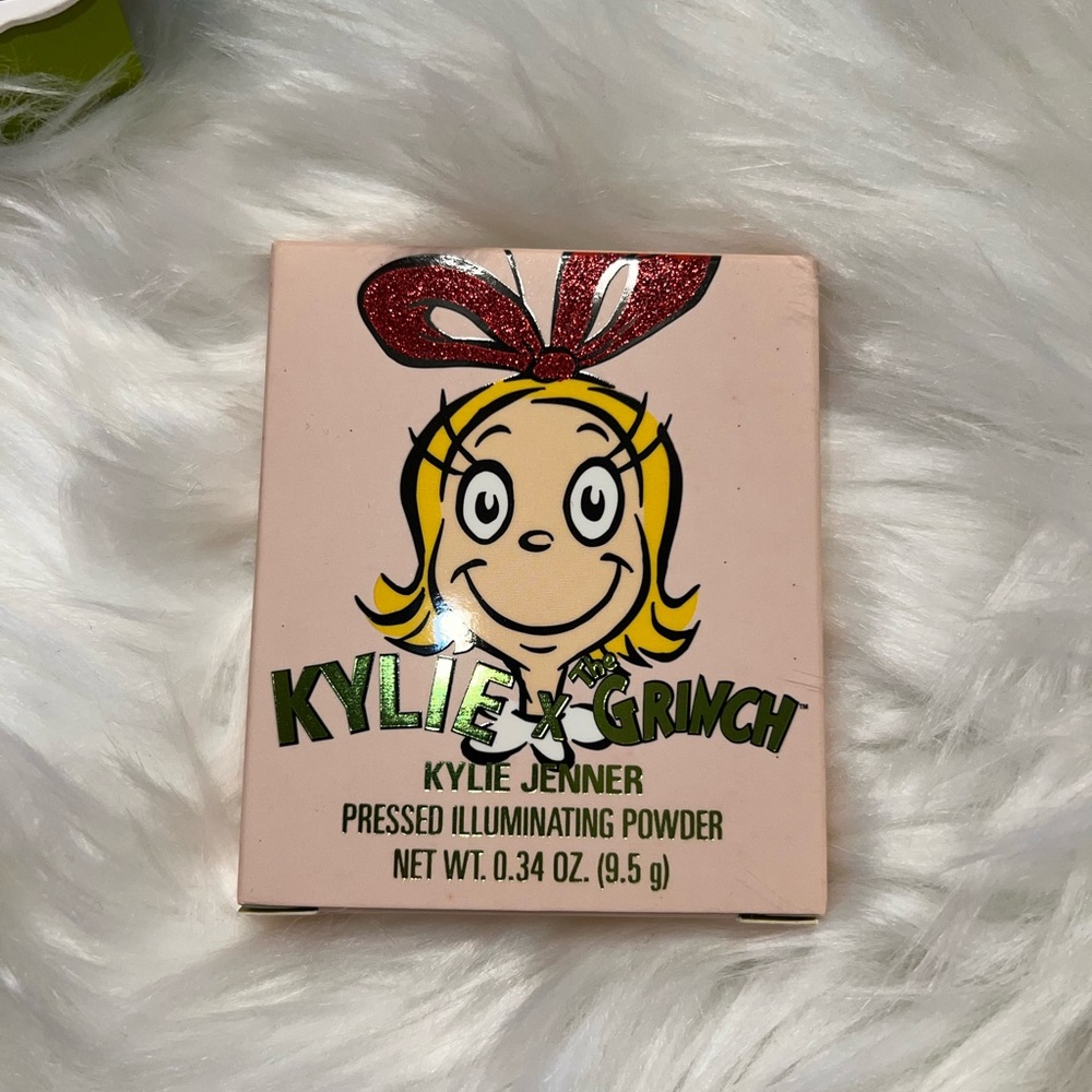 SOLD(OnMercari)Kylie Cosmetics The Grinch Collection pressed illuminating powder